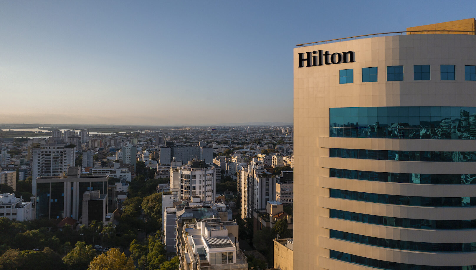 Hilton instala a sua marca na fachada do hotel Hilton Porto Alegre no Moinhos de Vento