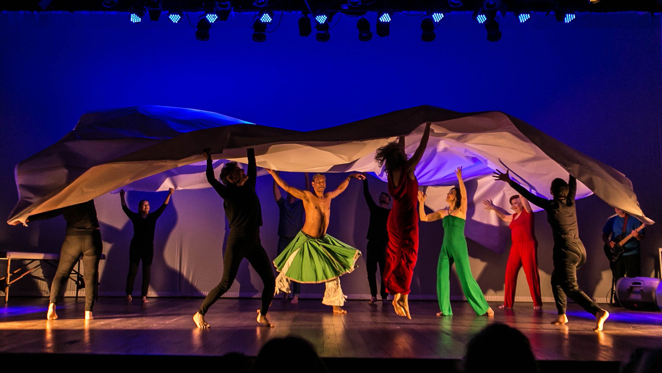 Bailarinos e coreógrafos celebram a longevidade nas artes em espetáculo no Teatro Oficina Olga Reverbel