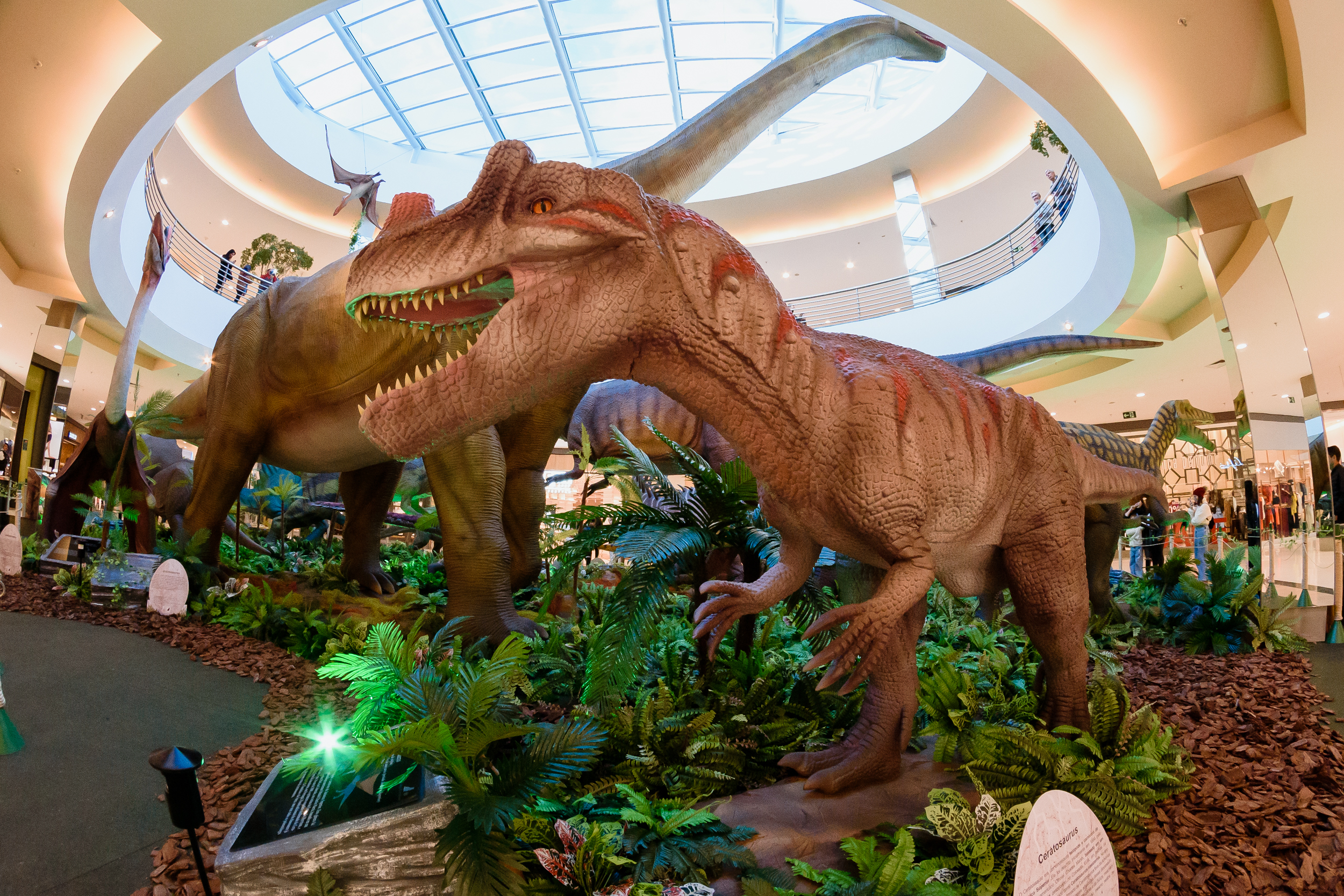 Dinossauros invadem BarraShoppingSul em exposição inédita