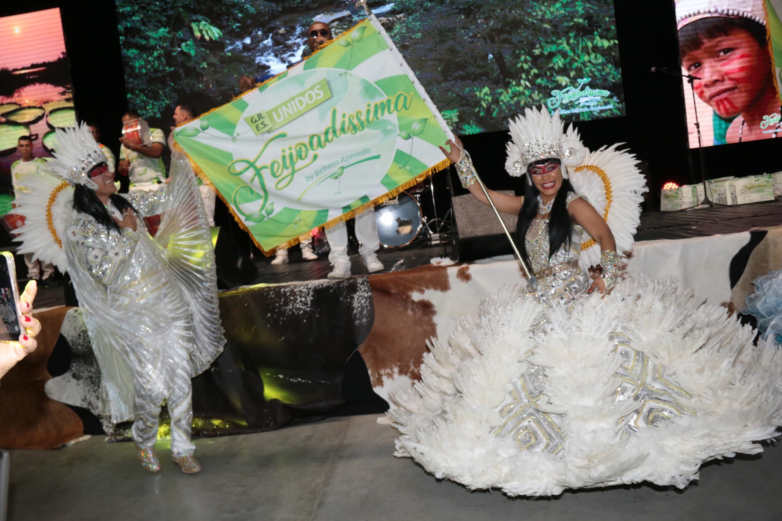 A tradicional Feijoadíssima by Bebeto Azevedo é neste domingo, com a presença de Maria Brechane e o traje típico que conquistou o Brasil