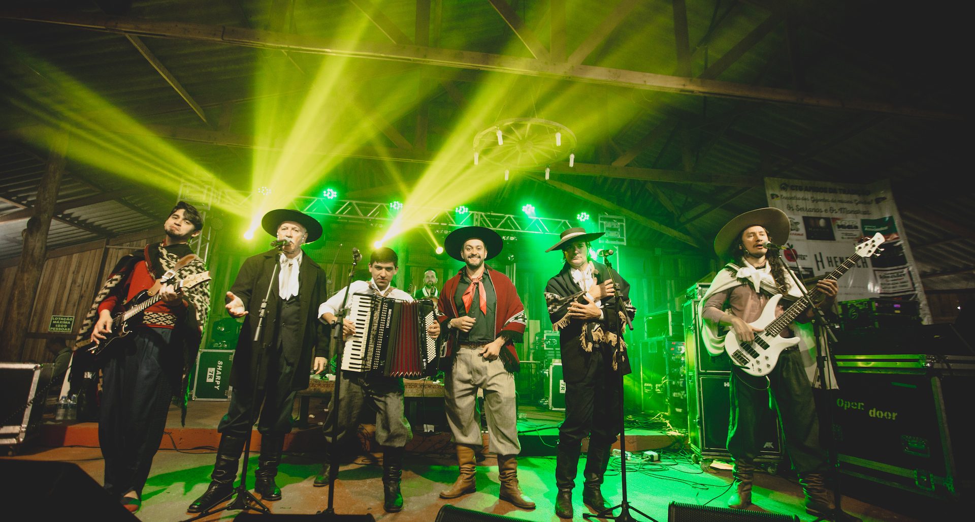 55 anos de Tradição: Os Serranos celebram sua trajetória no palco do Teatro do Bourbon Country