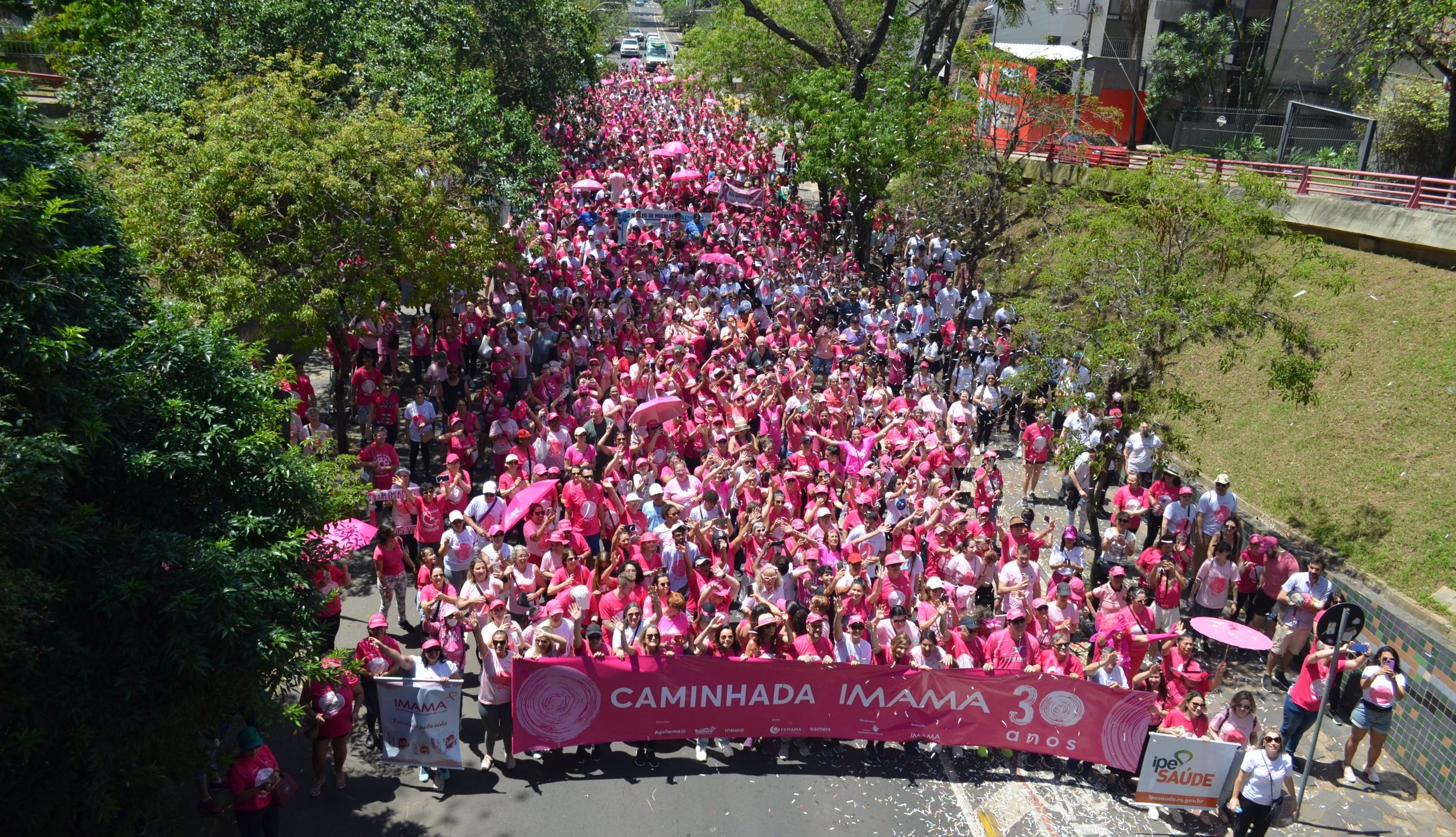 Caminhada das Vitoriosas colore Porto Alegre de rosa