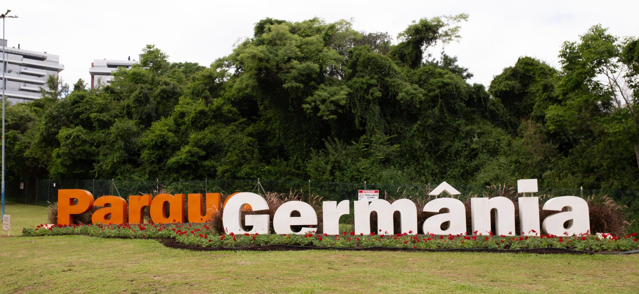 Iguatemi promove plantio dos primeiros canteiros de flores do Parque Germânia