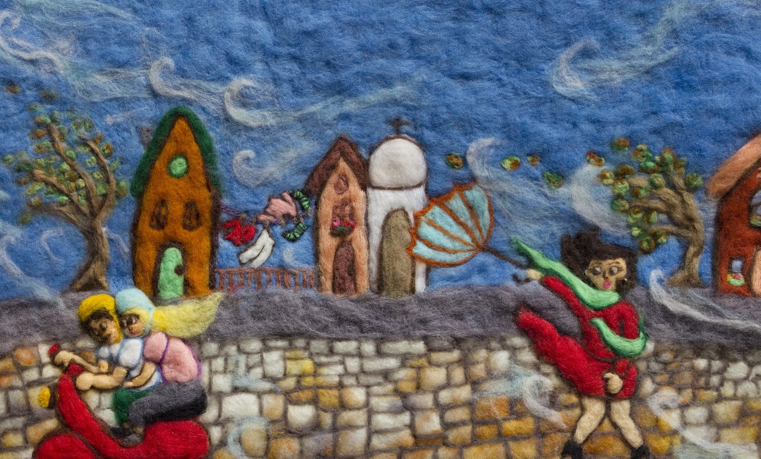 Exposição “Fios que Contam” reúne ilustrações feitas em lã por Patrícia Langlois para livros infantis
