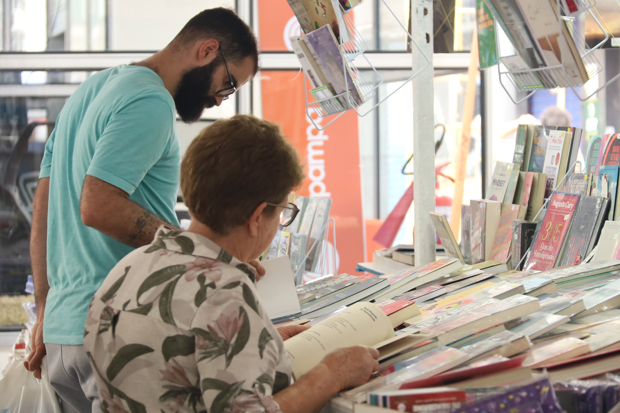 Mais de 30 mil livros foram vendidos no primeiro fim de semana da Feira do Livro