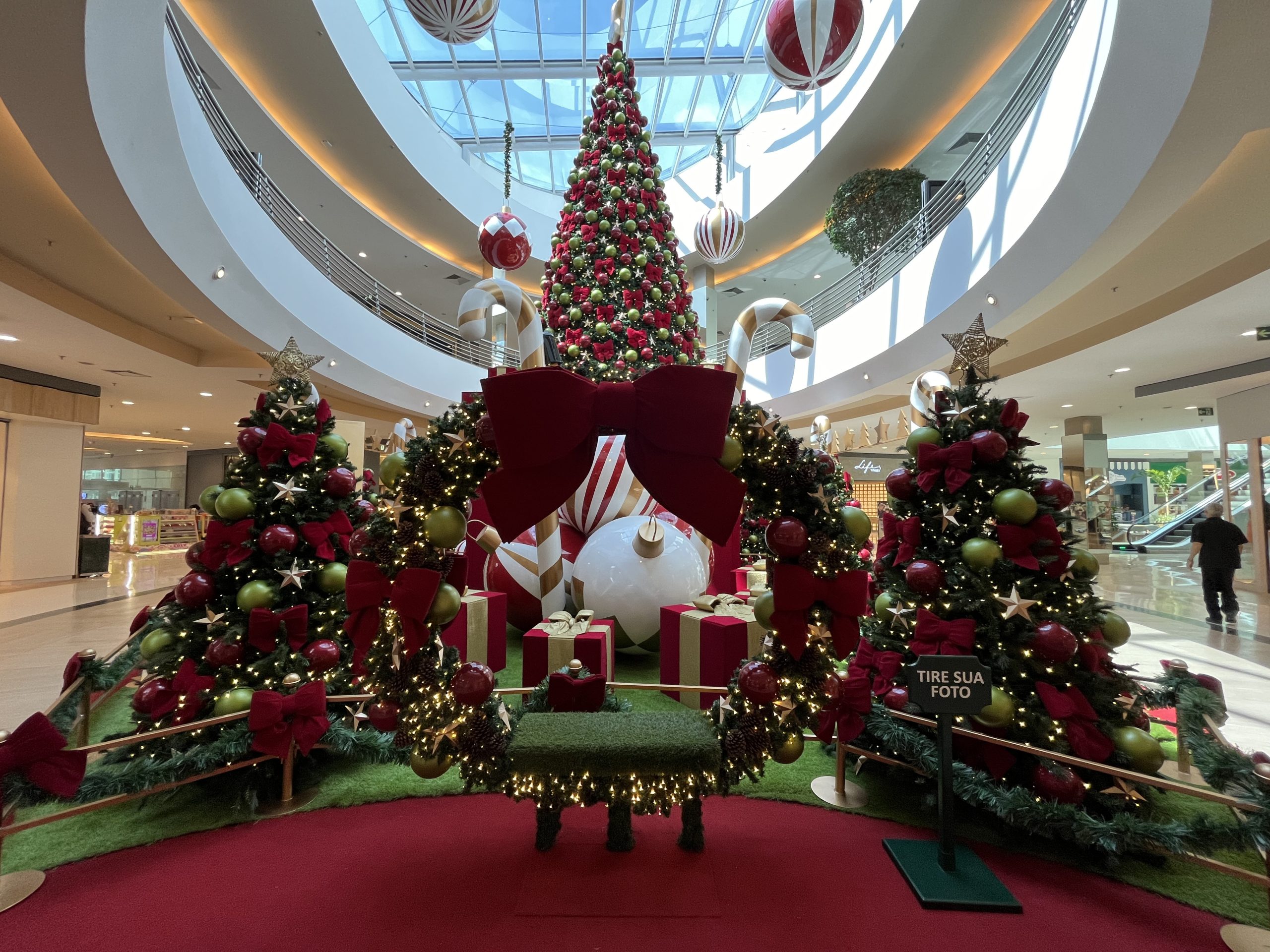 Árvore de Natal Grande com Presentes - Porto de Magia