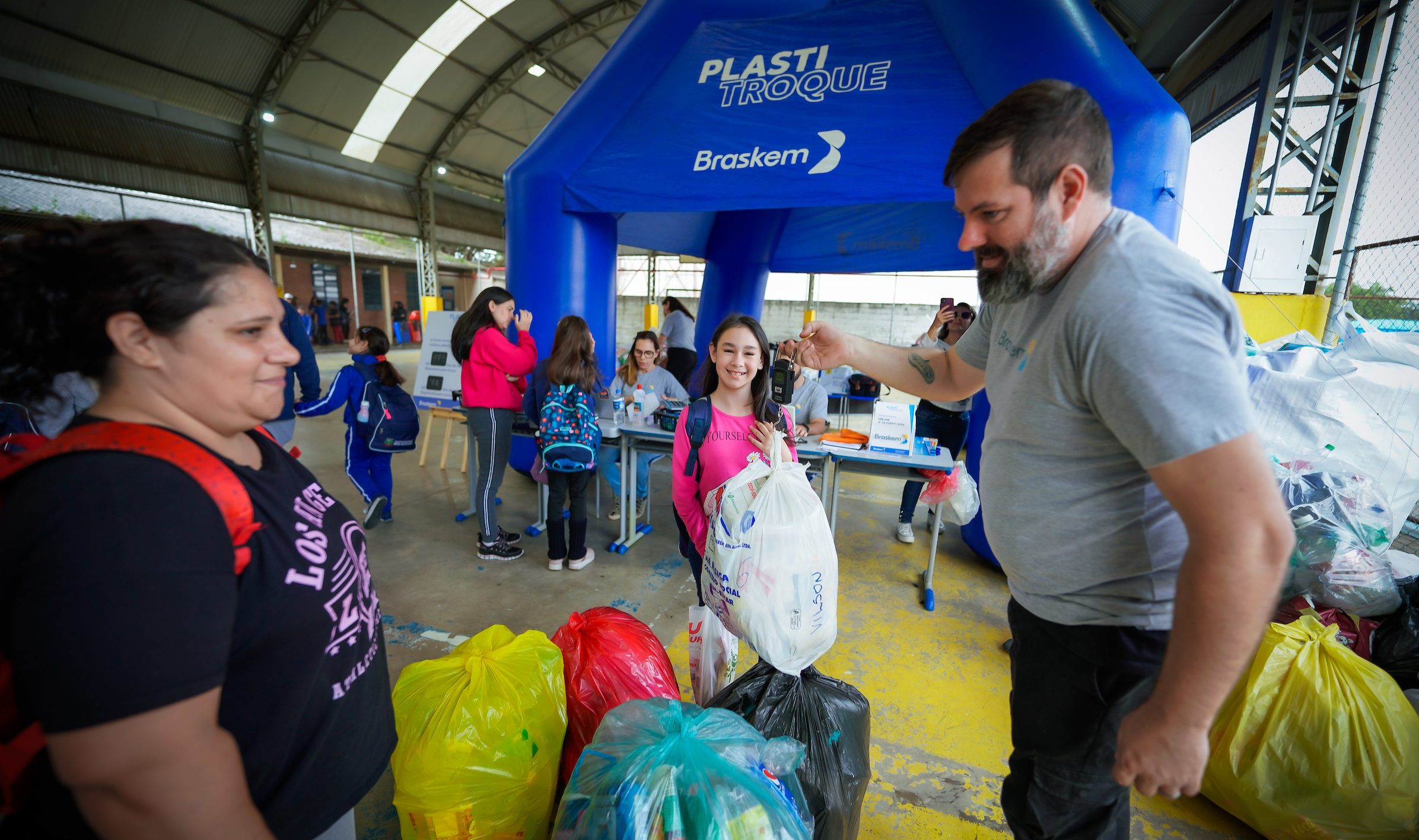 Ação promove troca de resíduos plásticos por alimentos e material escolar na Restinga 