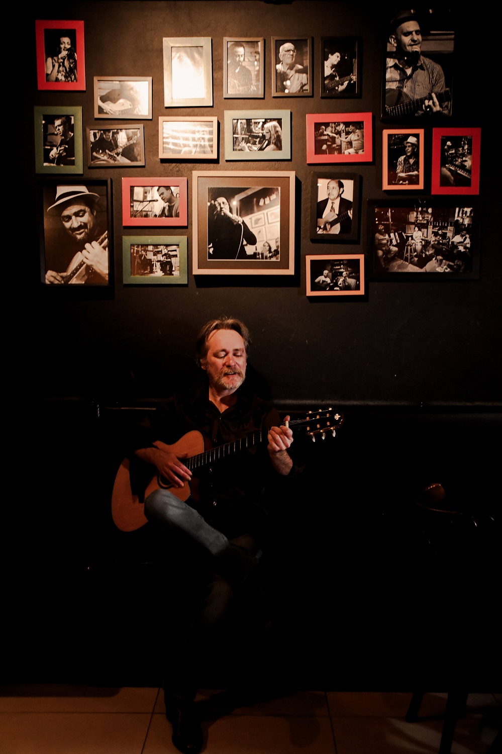 René Floyd toca músicas autorais e releituras no Parangolé