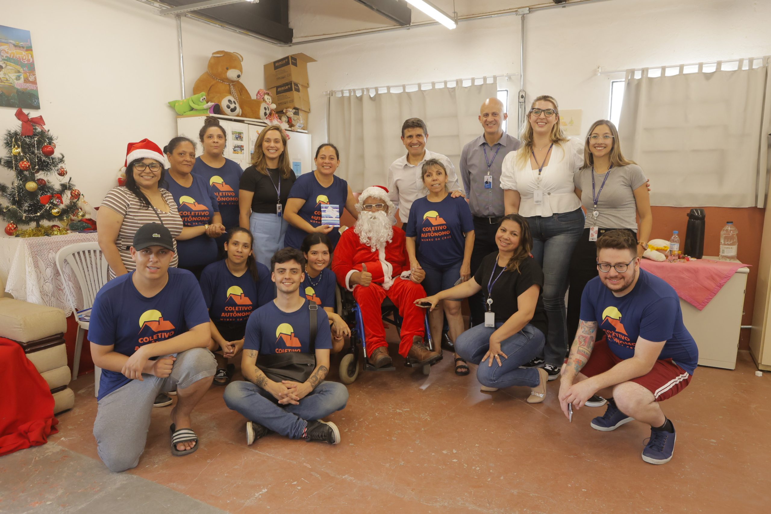 Papai Noel entrega presentes a crianças do Morro da Cruz