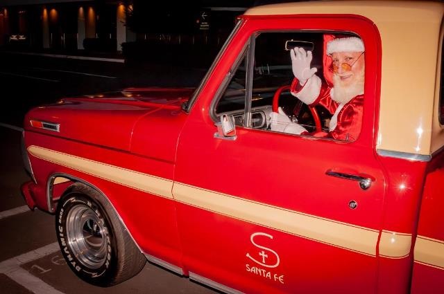 Papai Noel em uma caminhonete F100 de 1979 recebe doações em evento no Boulevard Assis Brasil
