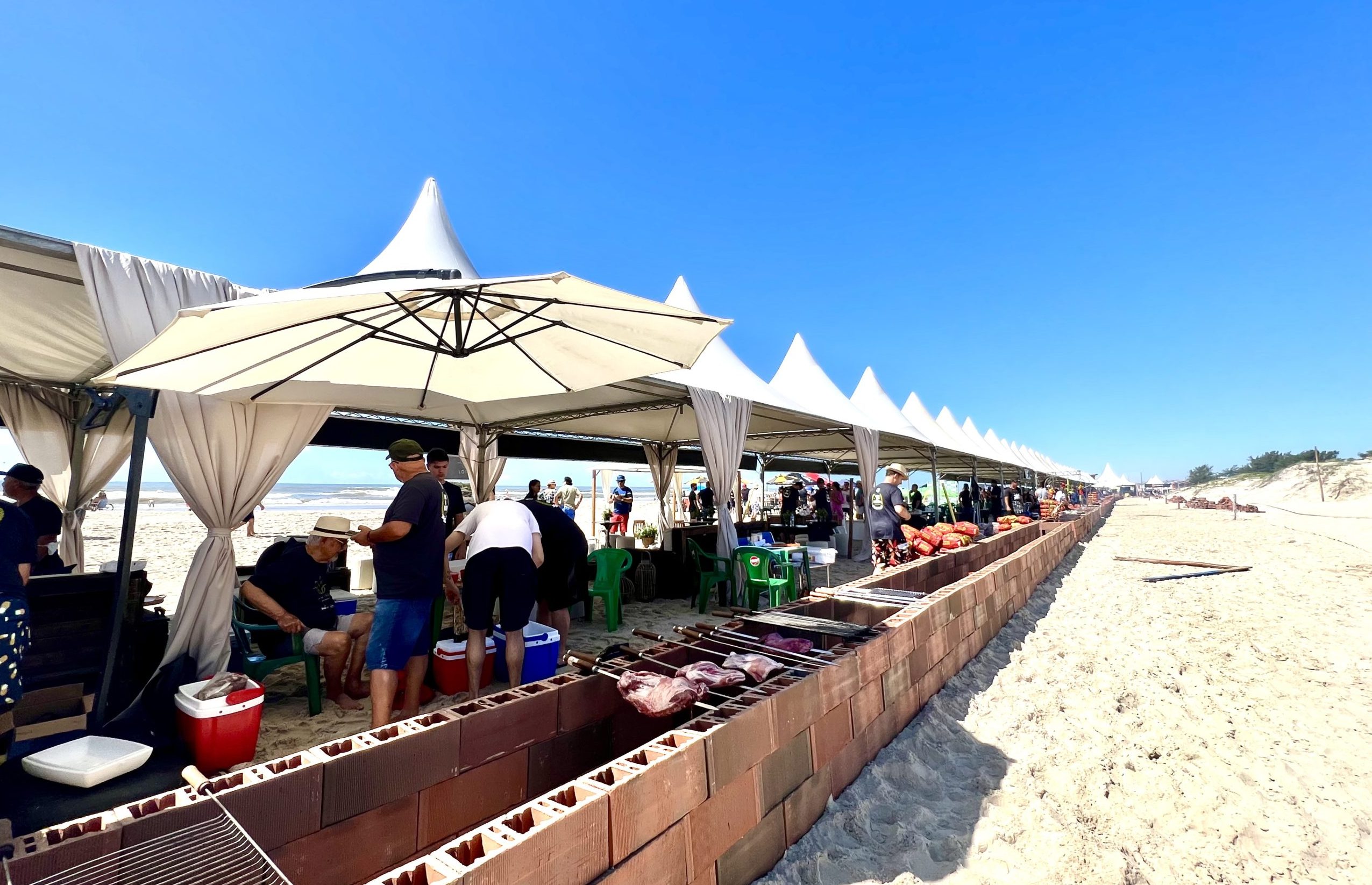 Paleta Atlântida leva a cultura do churrasco para mais de 3km na beira da praia no dia 27 de janeiro 