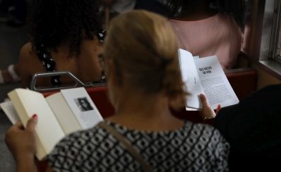 Trensurb celebra o Dia do Leitor compartilhando livros nos trens