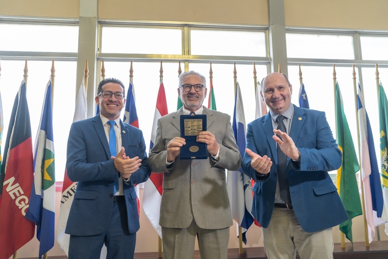 Presidente do Sistema Ocergs, Darci Hartmann recebe a medalha da 56ª Legislatura da Assembleia Legislativa do RS