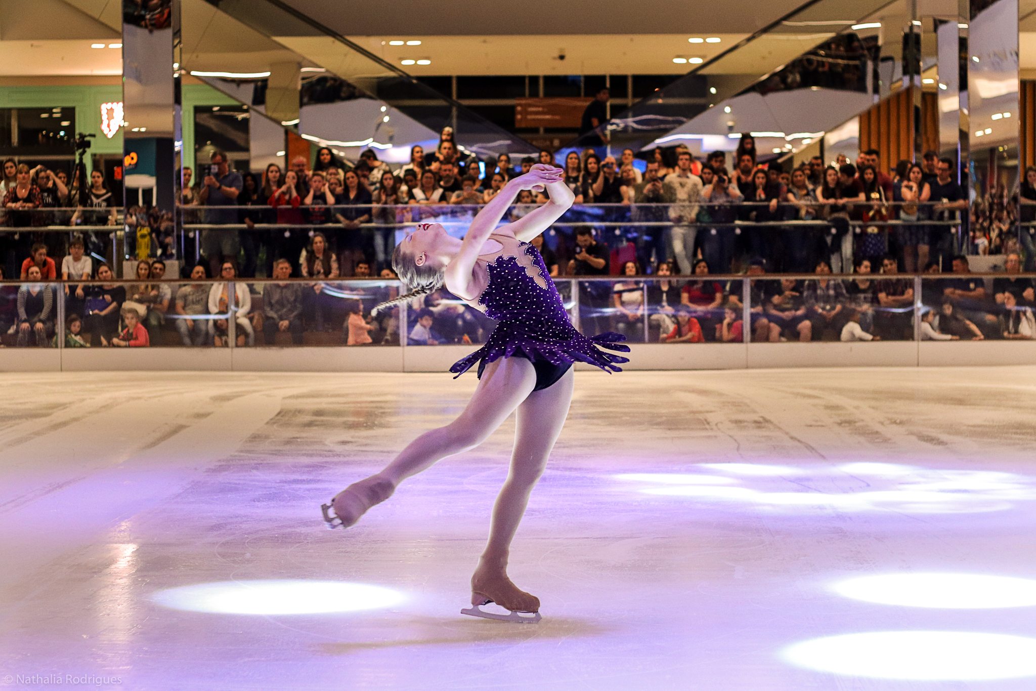 Patinadores profissionais apresentam show inspirado em Hollywood em pista do ParkShopping Canoas