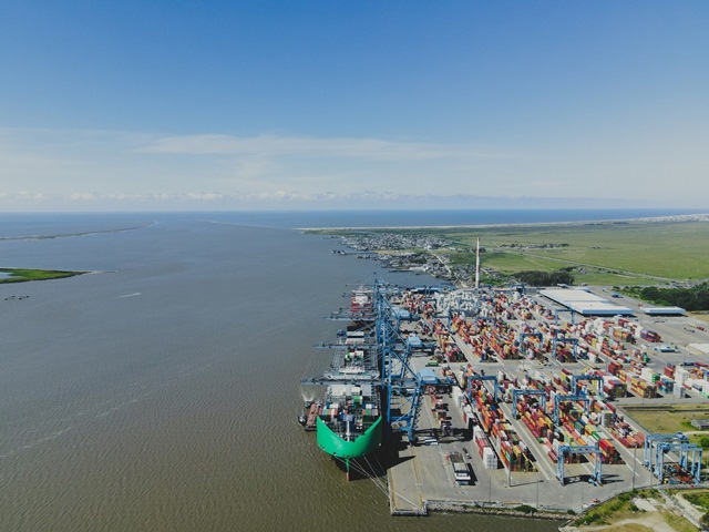 Inédito navio europeu movido a gás natural é recebido pela Wilson Sons no Tecon Rio Grande