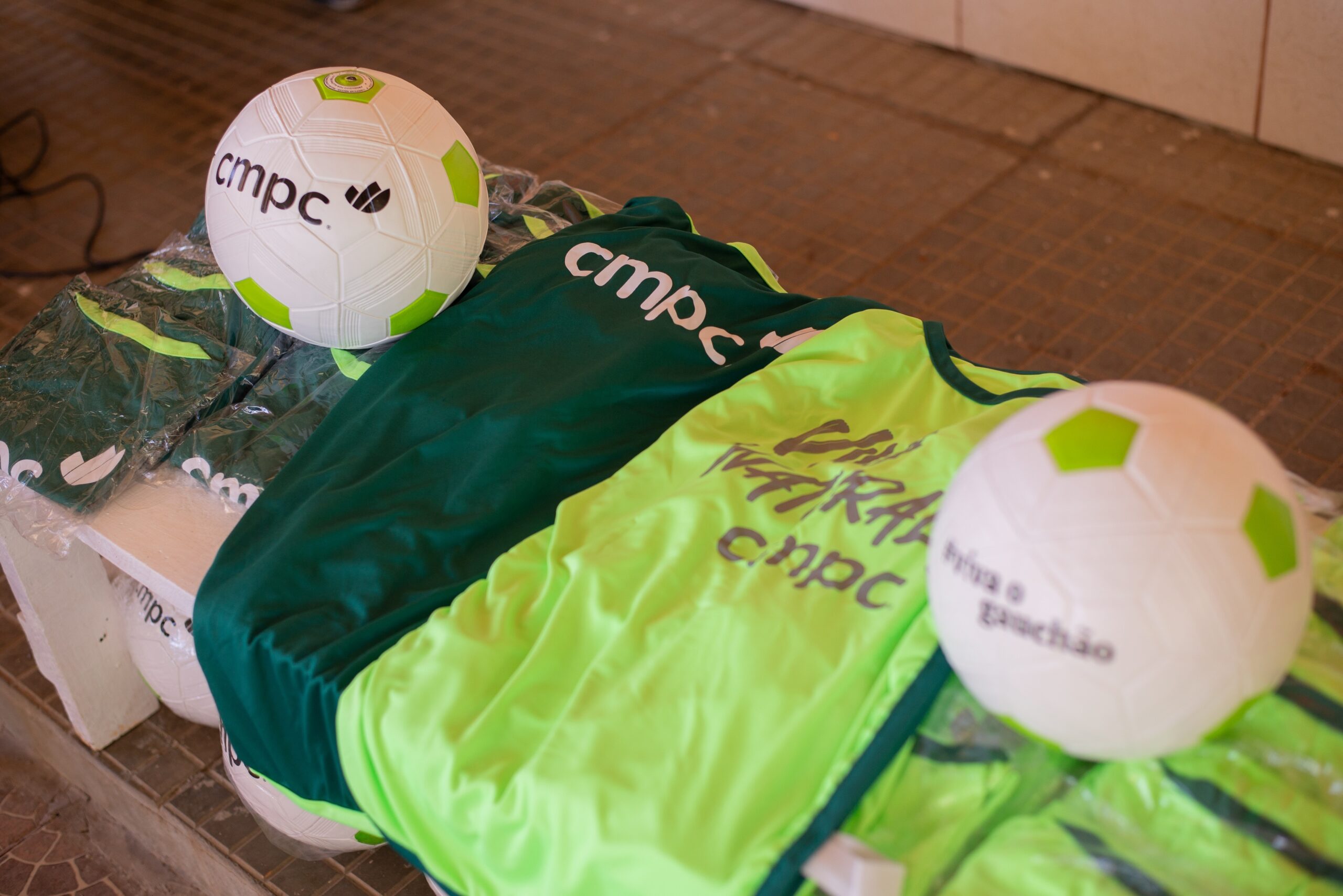 CMPC inicia doação de bolas de futebol a escolas gaúchas