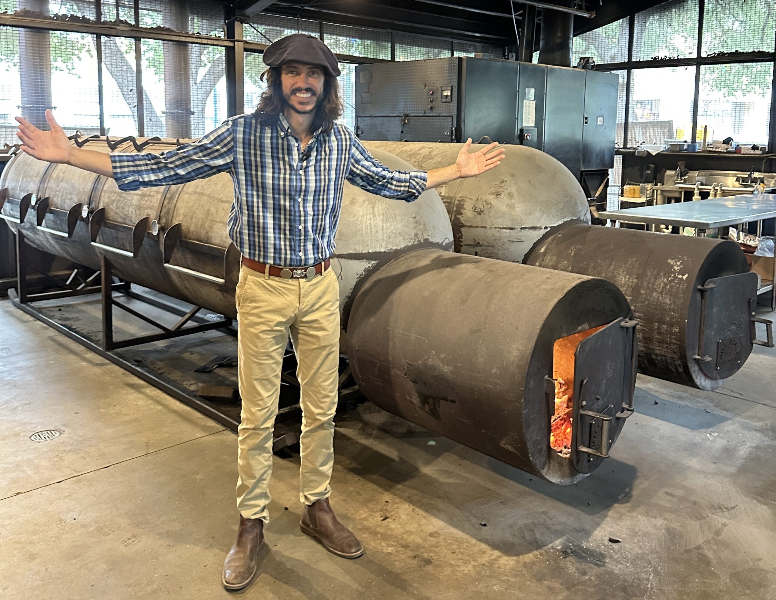 Gaúcho representa o Brasil como jurado em competição de churrasco americano no Texas, nos Estados Unidos