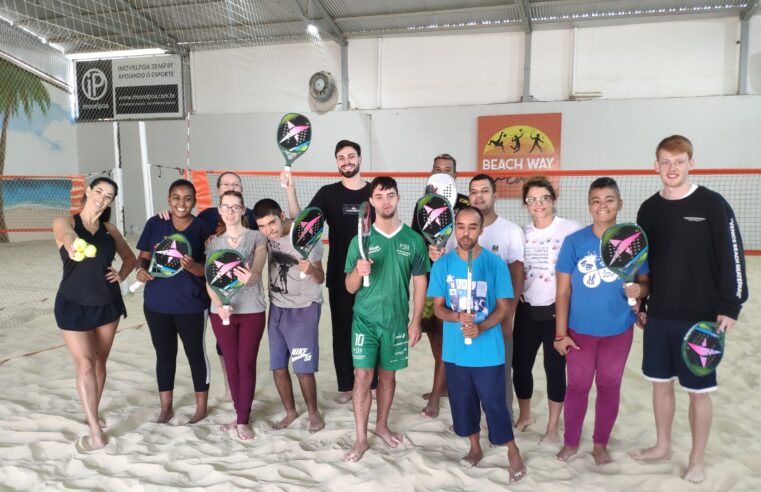 Aulas gratuitas de Beach Tennis são ofertadas para adolescentes em Porto Alegre