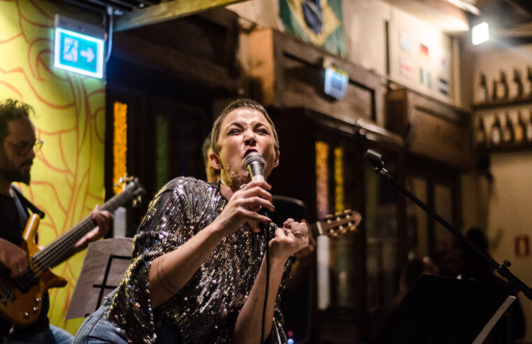 De volta ao Brasil, Rê Adegas canta Elis Regina neste sábado, no Espaço 373