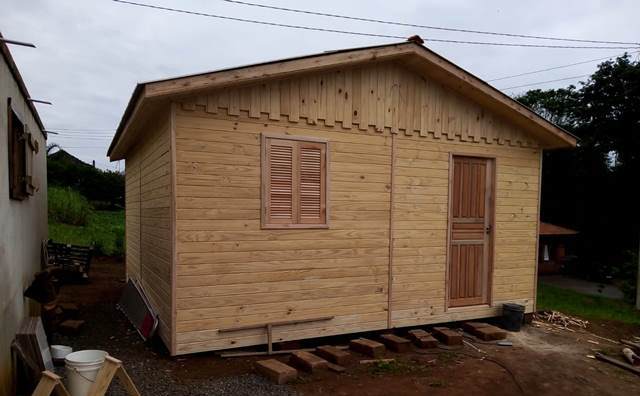 Casas que serão doadas pela Campanha Fé no Rio Grande aos municípios atingidos pelas enchentes começam a ser produzir