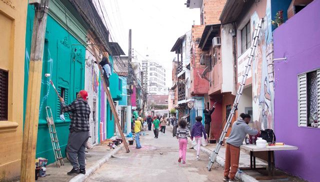 Mutirão de voluntários inicia pintura de casas atingidas pela enchente neste fim de semana no Quilombo do Areal