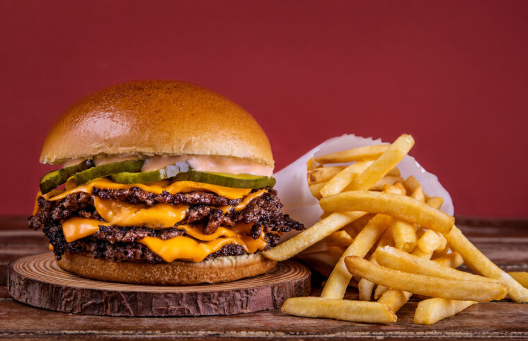 Três Gordos: A marca de Ultra Smash Burger do grupo T.T. já está disponível na capital gaúcha