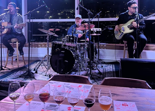 Para celebrar o Dia Internacional da Cerveja, Food Hall Dado Bier promove Degustação Acústica com Sady Homrich, Rafa Braz e Estevão Camargo