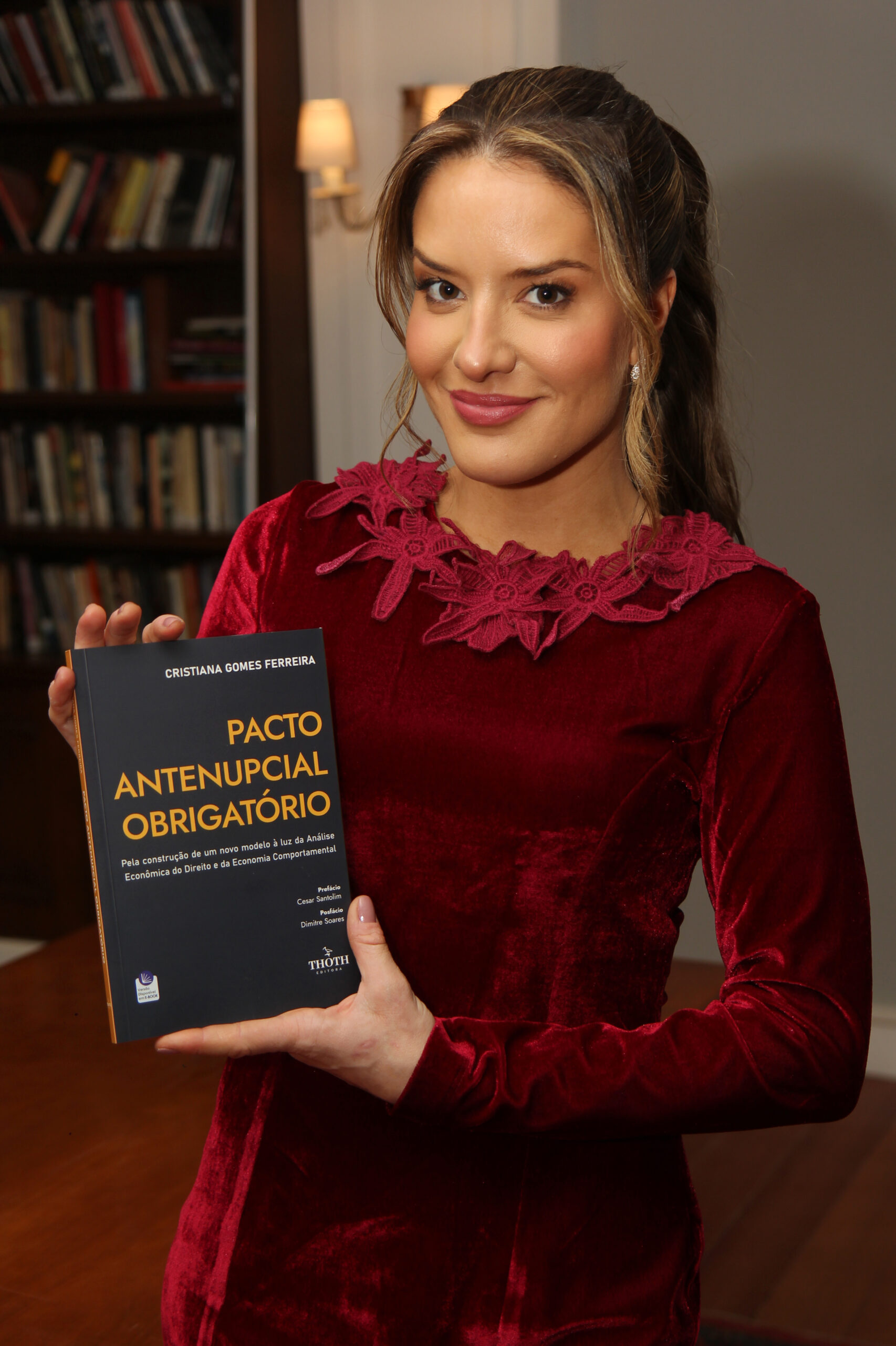 Em noite de autógrafos, Cristiana Gomes Ferreira lança livro “Pacto Antenupcial Obrigatório”