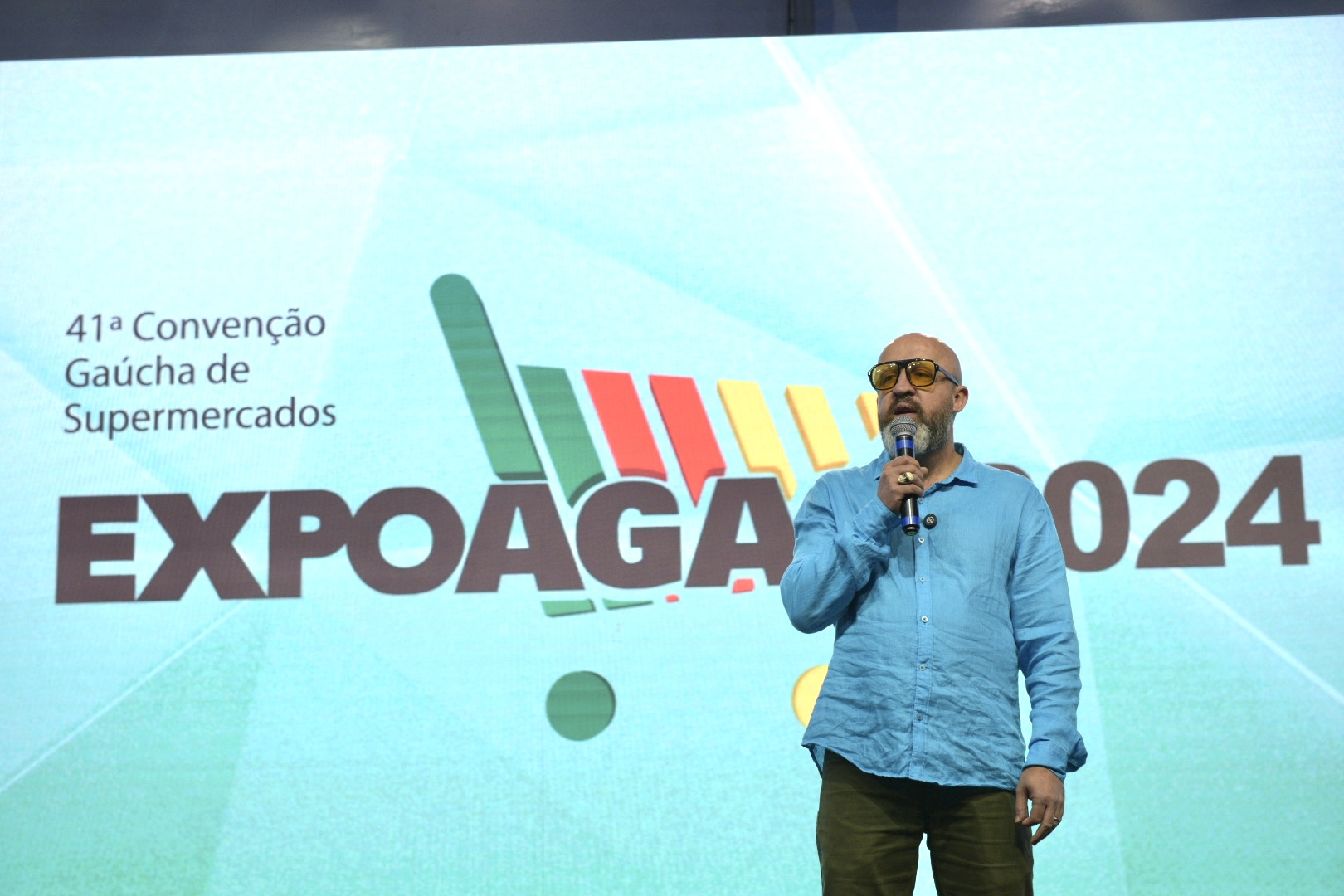 “Nossas maiores missões são viver de fato o presente e não deixar que alguém seja invisível ao nosso lado”, aponta Fabrício Carpinejar na Expoagas 2024