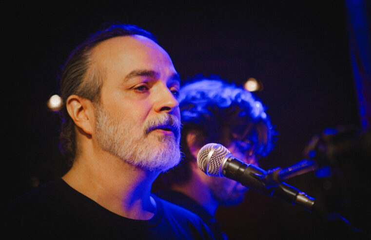 Café Trio convida Pedro Verissimo para cantar Tom e Chico