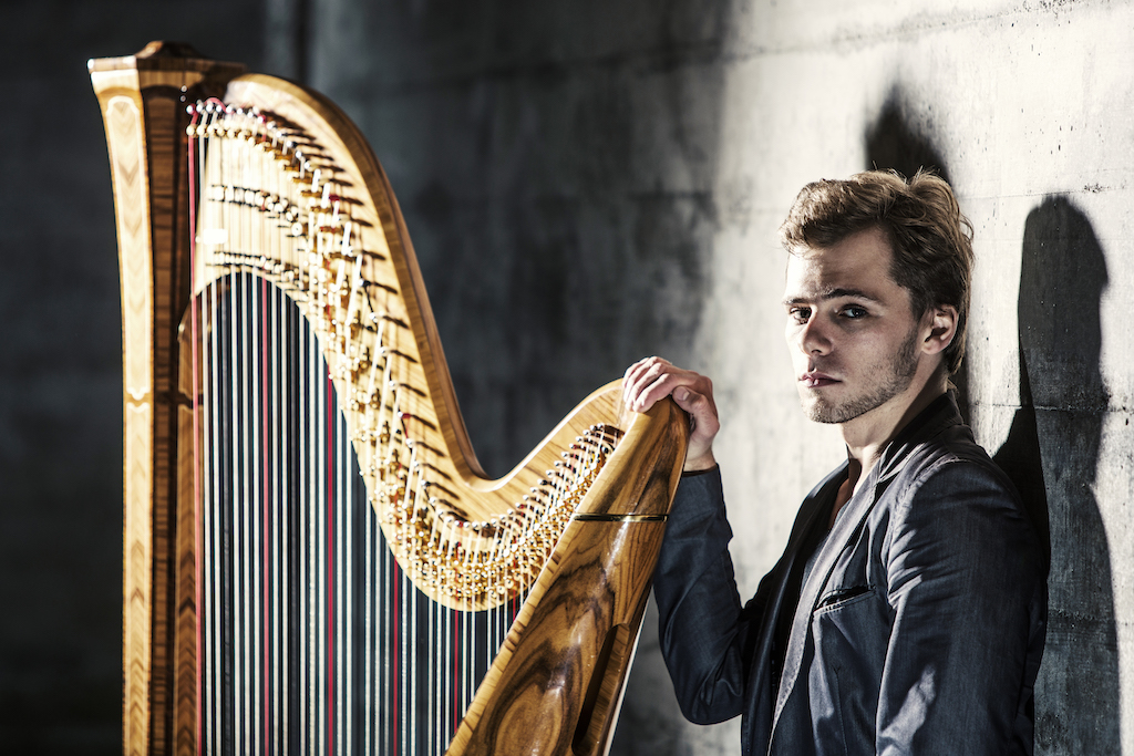 Harpista russo Alexander Boldachev toca de Bach a Bowie em Porto Alegre