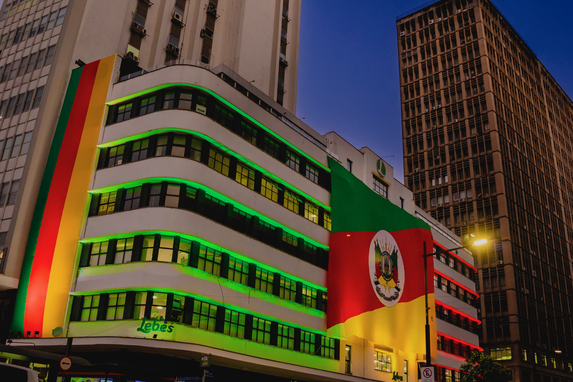 Lebes homenageia o RS com bandeiras gigantes e iluminação especial no centro de Porto Alegre