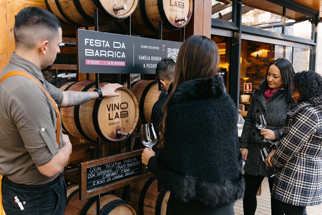 VinoLab realiza neste sábado a 3ª edição da Festa da Barrica com mais de 100 litros de vinhos das vinícolas Bebber e Pizzato degustados direto da barrica