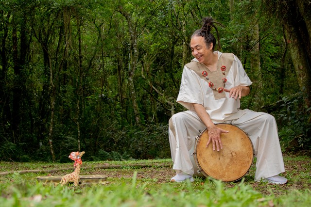 Contação de história “Girafa da Cerquinha”, por Richard Serraria, tem temporada de estreia