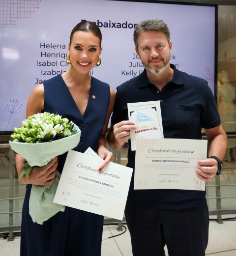 Claudia Bartelle oficializa a entrega de R$1,7 milhão arrecadado no seu bazar beneficente em cerimônia no CHC Santa Casa