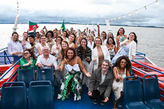 Jornada Feminina reuniu personalidades e imprensa para um brinde de final de ano com passeio especial de barco