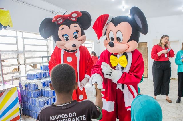 Crianças da Ilha do Pavão recebem presentes de Natal em ação do Instituto Moinhos Social