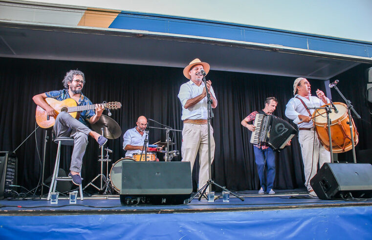 Shows de Os Fagundes e Thomas Machado abrem o Estação Verão Sesc 2025 no calçadão de Tramandaí