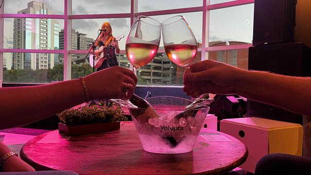 Wine Hour brinda as noites de terça-feira no Food Hall Country com muita música e vinho gaúcho