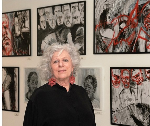 Artista visual expõe pinturas de violência contra a mulher produzidas ao longo de 10 anos