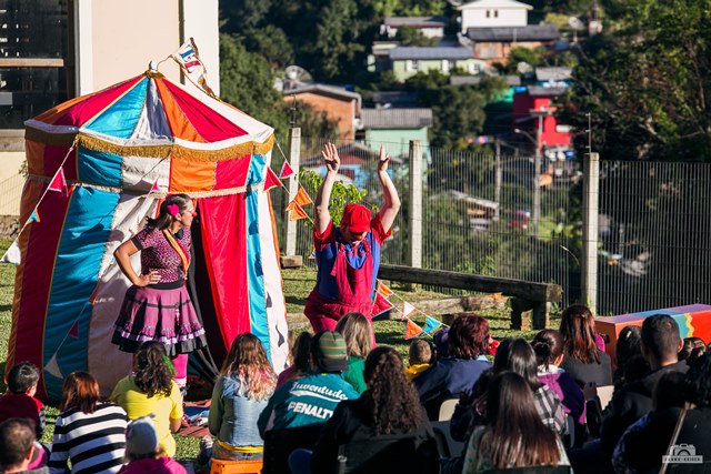 Grupo Ueba Produtos Notáveis recebe o Grupo de Pernas Pro Ar na estreia do projeto Arte no Moinho