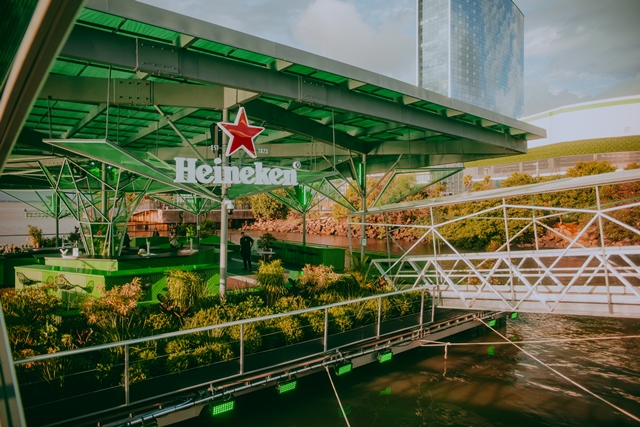 Heineken Floating Bar é opção para quem não quer pular carnaval