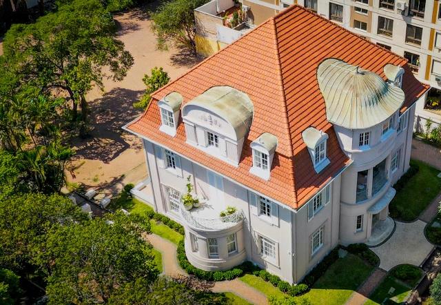 Palacete renovado no Moinhos