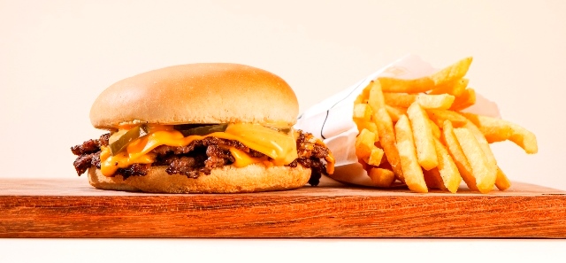 Três Gordos: A marca de Ultra Smash Burger do Grupo T.T. apresenta novo sanduíche por tempo limitado