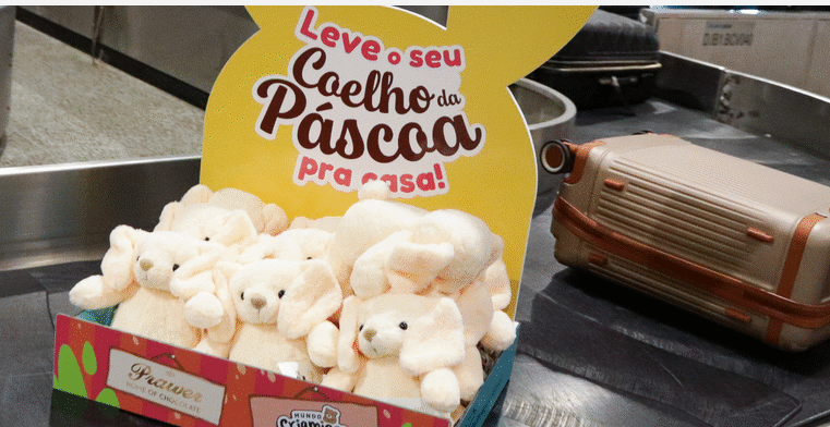 Passageiros são surpreendidos com presentes de Páscoa na esteira de bagagens dos aeroportos de Porto Alegre e Fortaleza