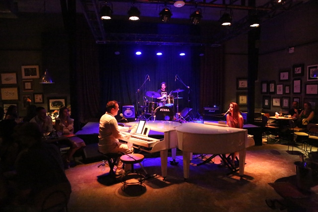 Duelo de Pianos agita o sábado no Encouraçado Butikin, que abre abril com programação intensa