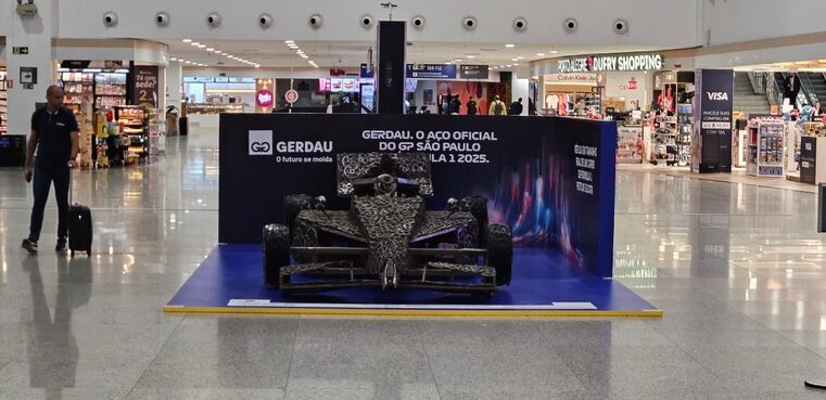 Gerdau expõe réplica de carro de Fórmula 1 feita em aço no aeroporto de Porto Alegre
