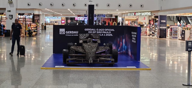 Gerdau expõe réplica de carro de Fórmula 1 feita em aço no aeroporto de Porto Alegre