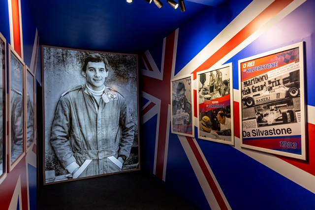 “Eu, Ayrton Senna da Silva – 30 Anos”, exposição imersiva e interativa sobre a vida do piloto chega ao Bourbon Shopping Country com atração inédita