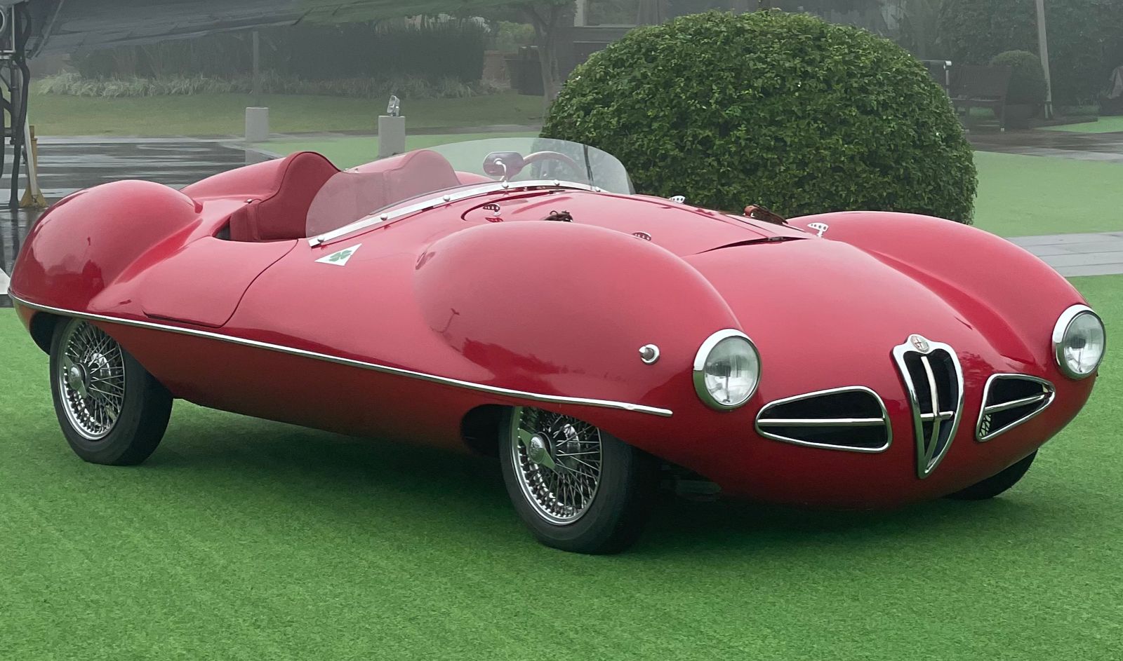 Boulevard Laçador recebe exposição em homenagem aos 115 anos da Alfa Romeo com reproduções inéditas de carros da marca
